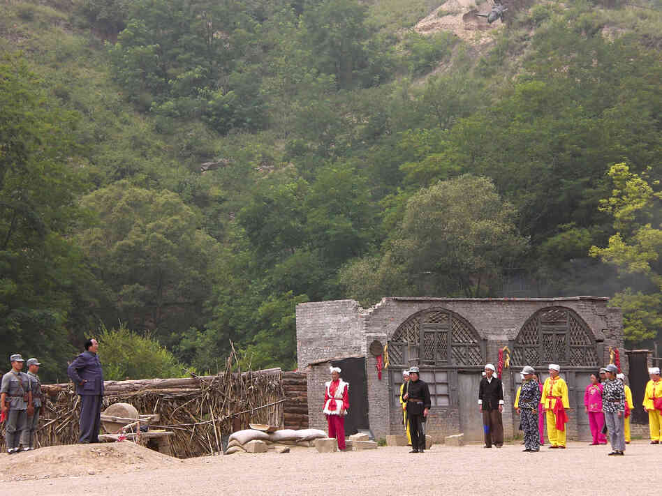 When a Chairman Mao lookalike appears (on left), the crowd of tourists applauds loudly.