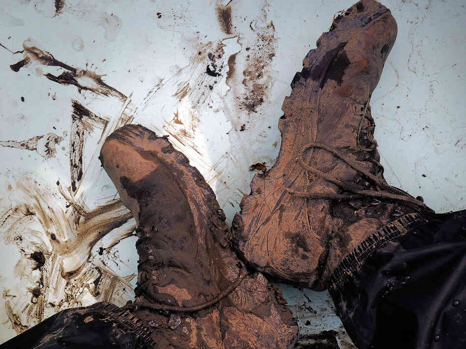 The Bark has some muddy shorelines, but it also has "shaking ground," soil that looked solid but is actually afloat. This is called "terre tremblant," or shaking ground. It hindered U.S. troops during the Black Hawk Indian War of 1832, as it continues to do with contemporary explorers.