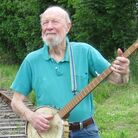Pete Seeger released two albums this year: Pete Remembers Woody (a Woody Guthrie tribute) and A More Perfect Union, a collaboration with guitarist Lorre Wyatt. Pete Seeger released two albums this year: Pete Remembers Woody (a Woody Guthrie tribute) and A More Perfect Union, a collaboration with guitarist Lorre Wyatt.