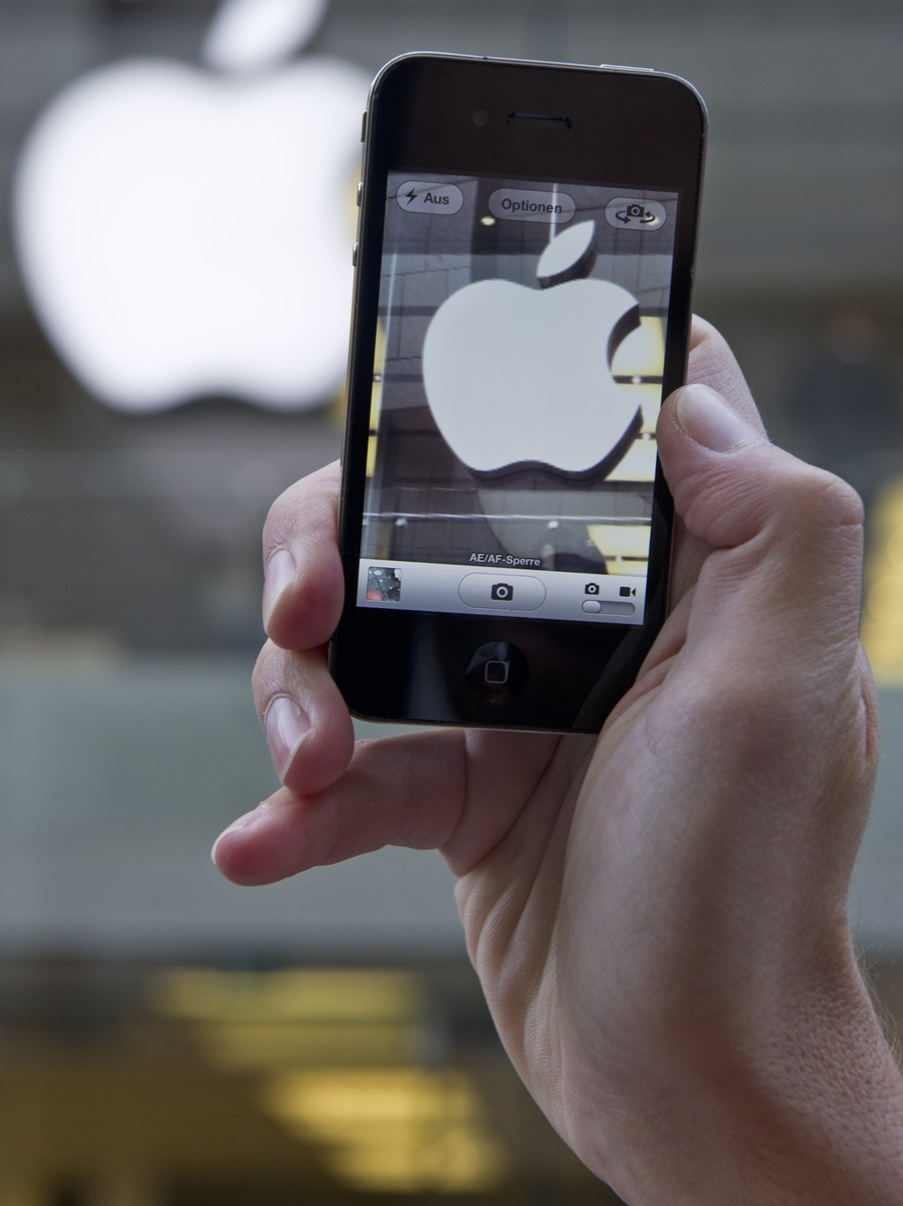 Apple announced Monday that two top executives who had presided over missteps at the company, including the Maps software, are leaving.