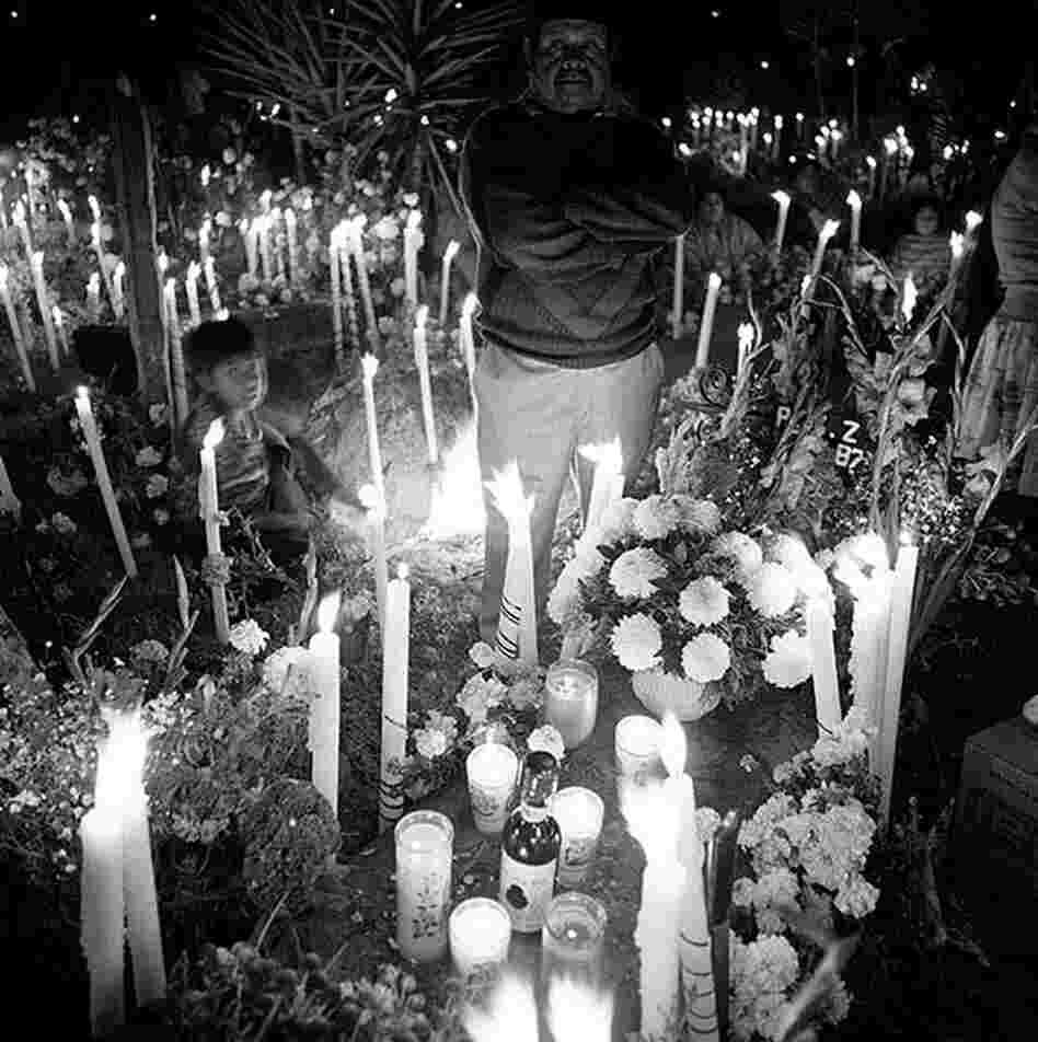 Atzompa cemetery, 3 a.m.