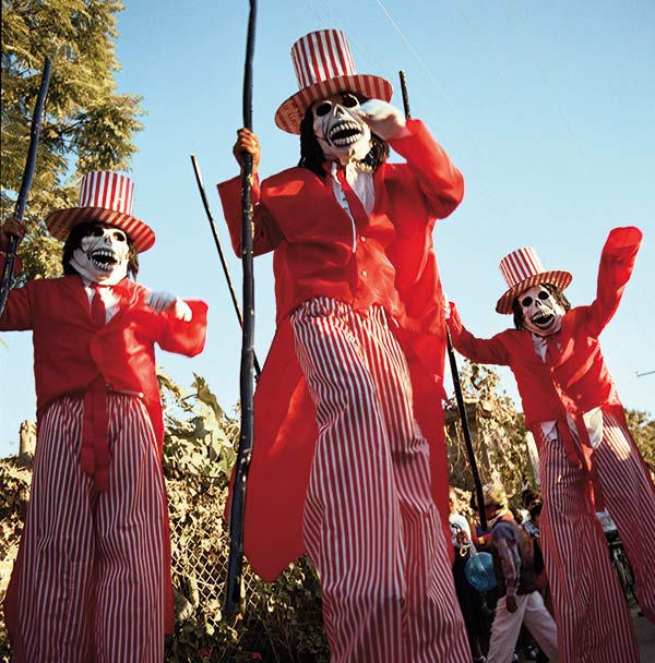 Stilt men, <em>comparsas</em>, Etla, Oaxaca