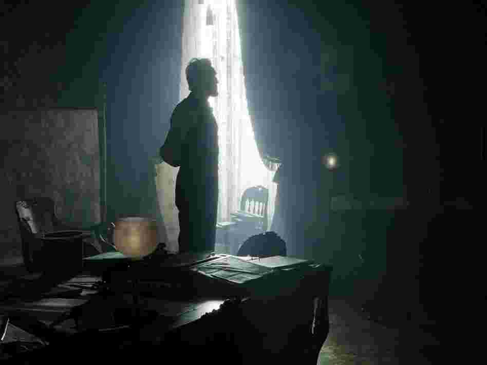 Lincoln follows the president in the last few months of his life. Lincoln follows the president in the last few months of his life.