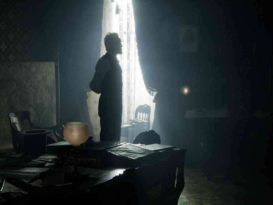 Lincoln follows the president in the last few months of his life. Lincoln follows the president in the last few months of his life.