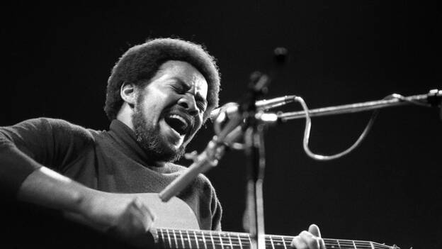 Bill Withers onstage in 1973. (Redferns)