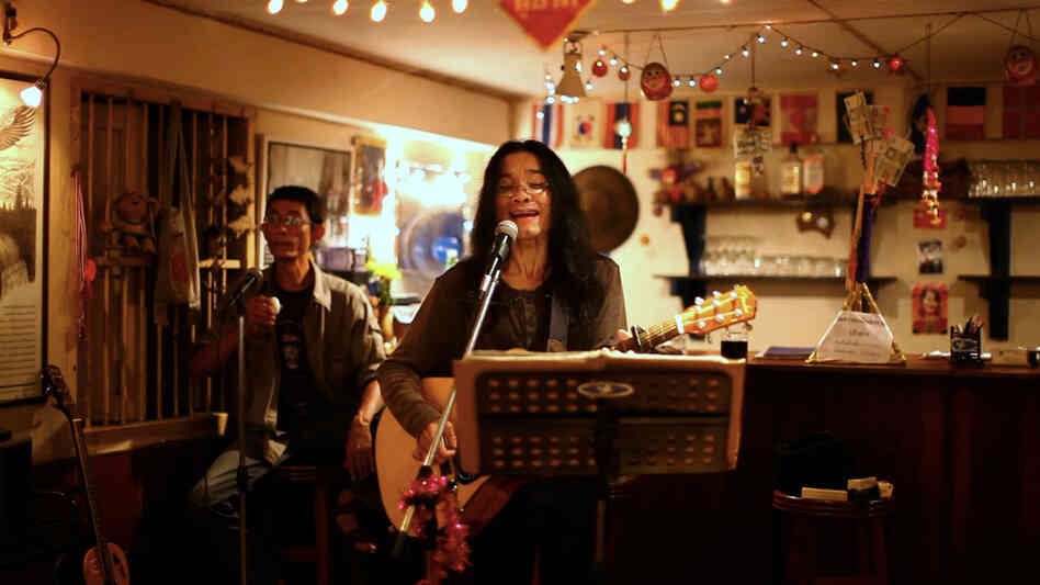 The restaurant features live music on Friday and Saturday nights. Myat Thu plays percussion during the band's rendition of Bob Dylan's "Blowin' in the Wind."