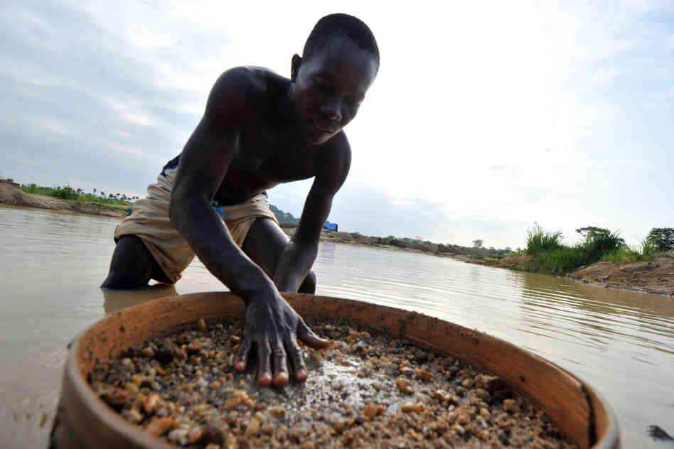 A diamond prospector filters earth from a river in Koidu, the capital of diamond-rich Kono district in eastern Sierra Leone. Koidu suffered some of the worst ravages of Sierra Leone's war in the 1990s as rebels forced citizens to mine at gunpoint. Ten years after the conflict, diamonds remain a contentious issue. A diamond prospector filters earth from a river in Koidu, the capital of diamond-rich Kono district in eastern Sierra Leone. Koidu suffered some of the worst ravages of Sierra Leone's war in the 1990s as rebels forced citizens to mine at gunpoint. Ten years after the conflict, diamonds remain a contentious issue.