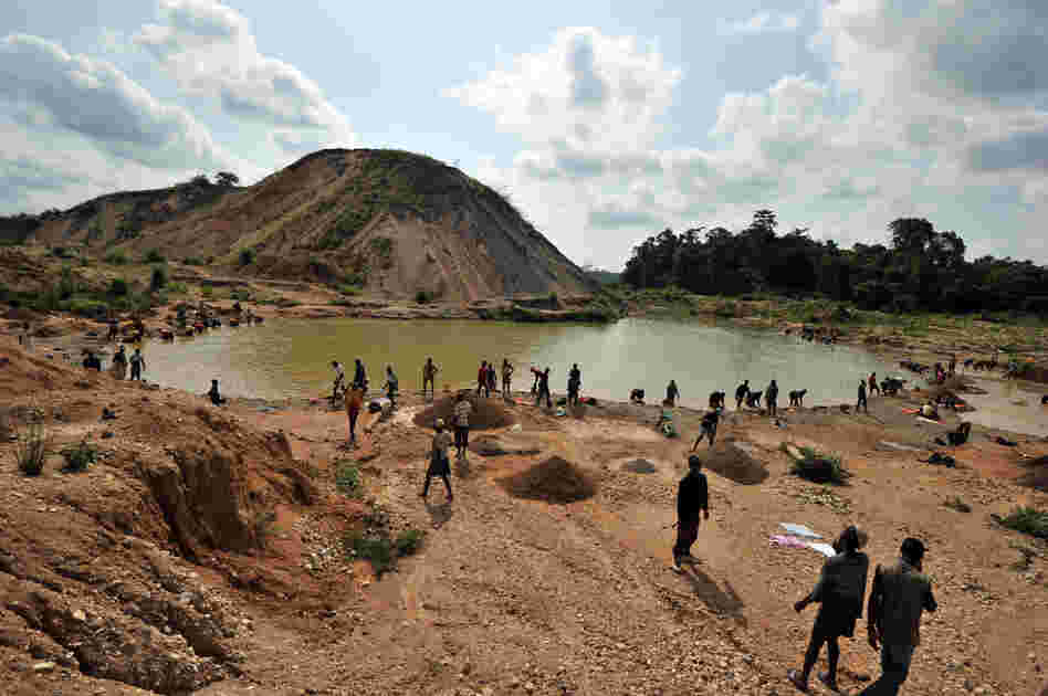 Small-scale artisanal mining has sustained this area since diamonds were discovered in 1930, but it is hard work and the pay is low.