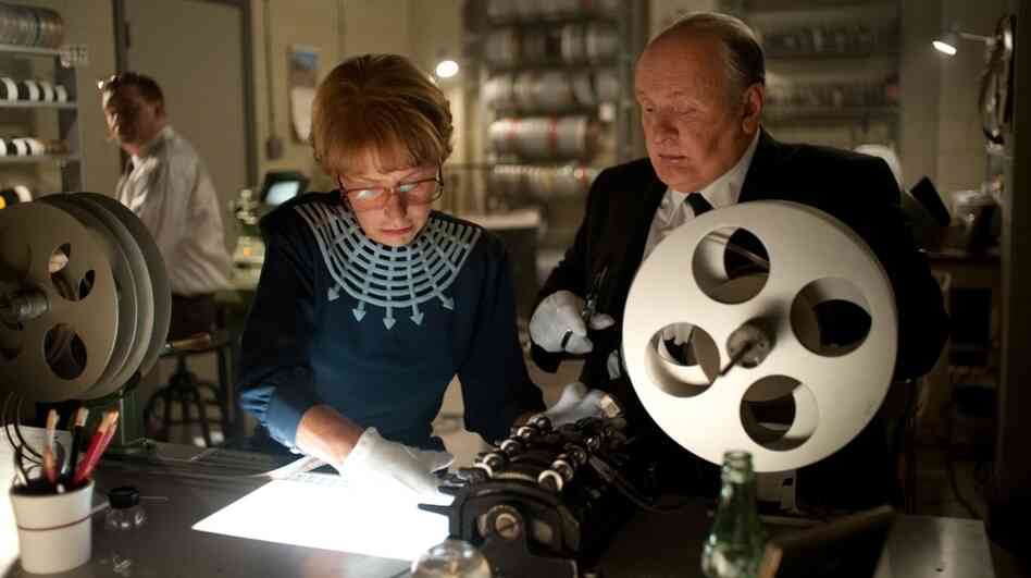 Alfred Hitchcock (Anthony Hopkins) and his wife, Alma Reville (Helen Mirren), work together to produce Psycho. Alfred Hitchcock (Anthony Hopkins) and his wife, Alma Reville (Helen Mirren), work together to produce Psycho.