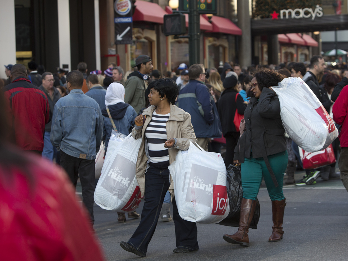 The Christmas shopping season could be harmed if the fiscal cliff fight depresses consumer confidence, according to a new report from Obama administration economists.