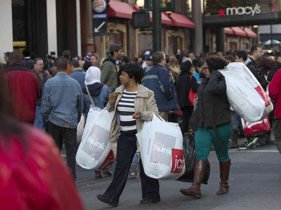 The Christmas shopping season could be harmed if the fiscal cliff fight depresses consumer confidence, according to a new report from Obama administration economists.