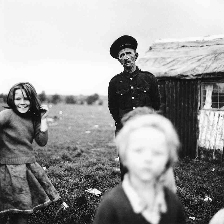 Willie Donoghue and children, Cherry Orchard