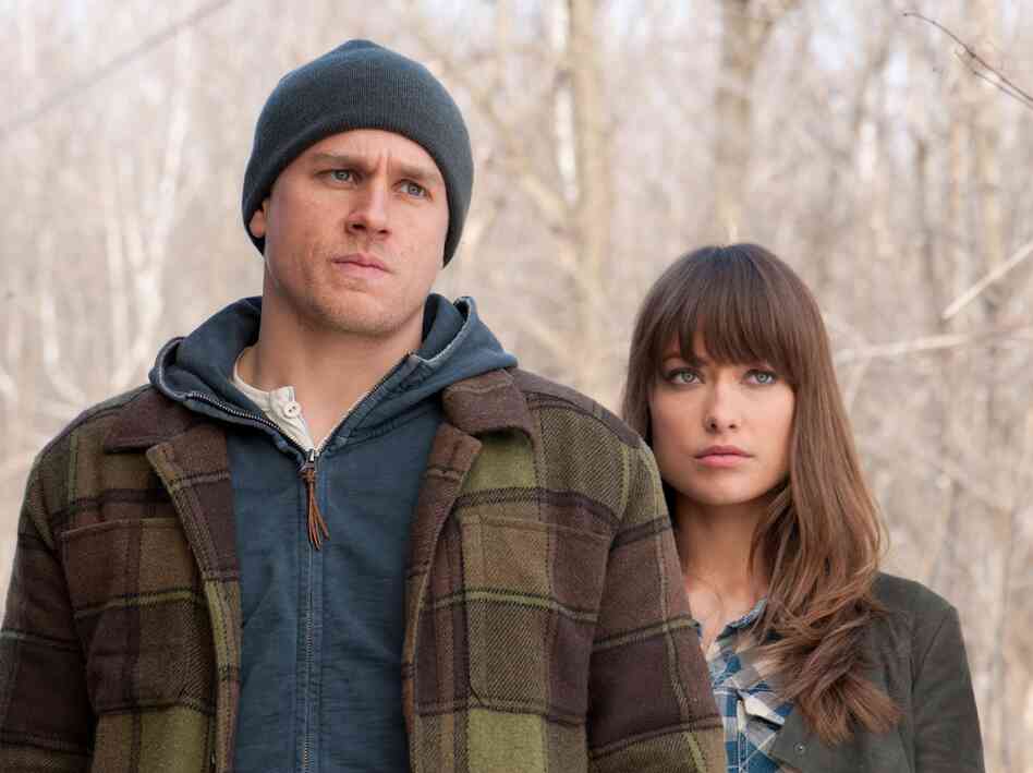 Jay (Charlie Hunnam) comes across Liza in the cold and takes her in.