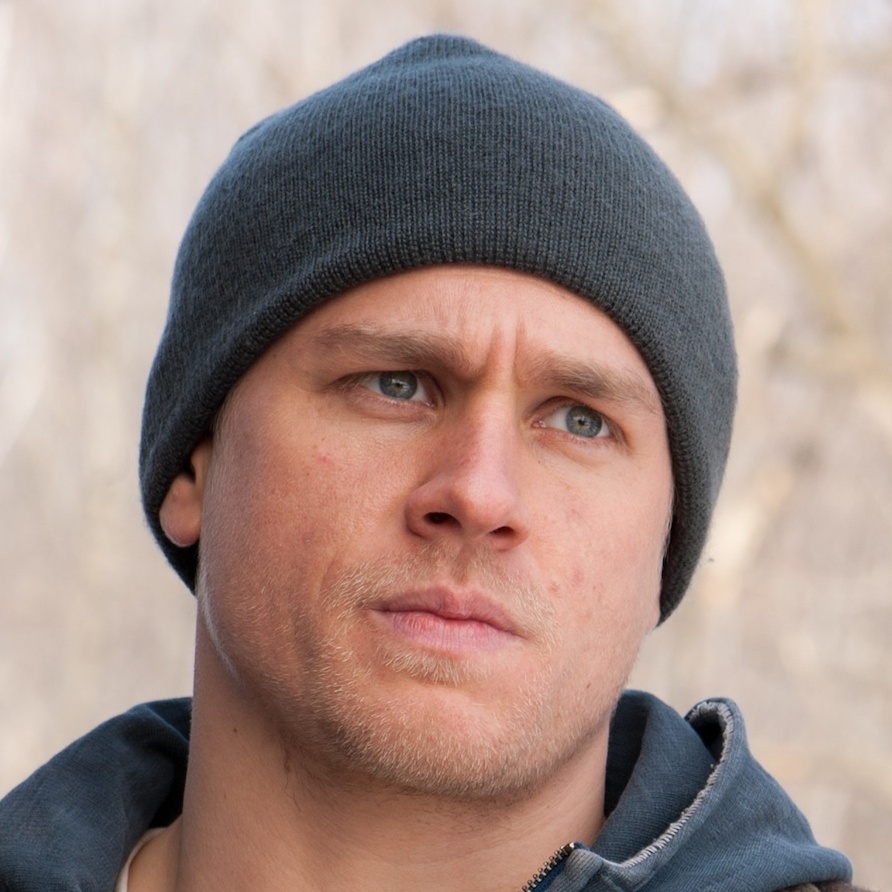 Jay (Charlie Hunnam) comes across Liza in the cold and takes her in.