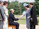 Franklin Roosevelt (Bill Murray) greets Britain's Queen Elizabeth (Olivia Colman) and King George VI (Samuel West). Franklin Roosevelt (Bill Murray) greets Britain's Queen Elizabeth (Olivia Colman) and King George VI (Samuel West).