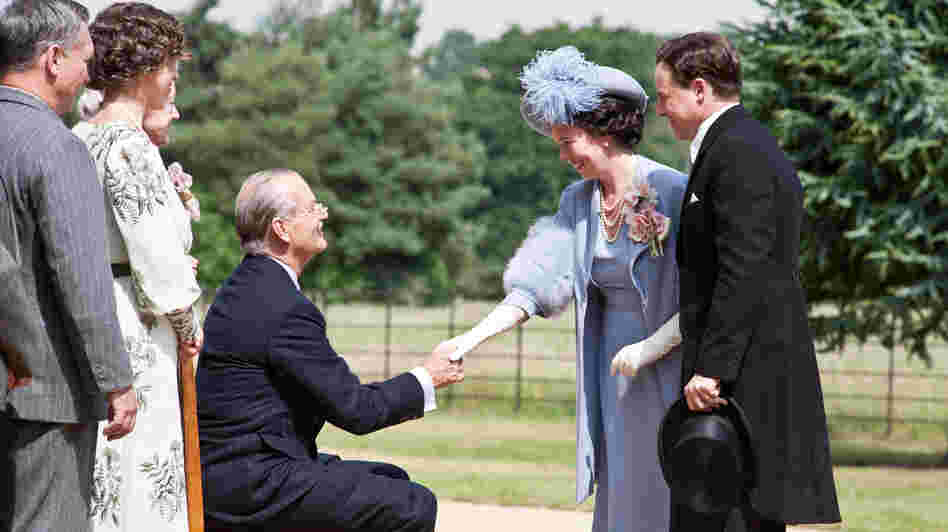 Franklin Roosevelt (Bill Murray) greets Britain's Queen Elizabeth (Olivia Colman) and King George VI (Samuel West). Franklin Roosevelt (Bill Murray) greets Britain's Queen Elizabeth (Olivia Colman) and King George VI (Samuel West).