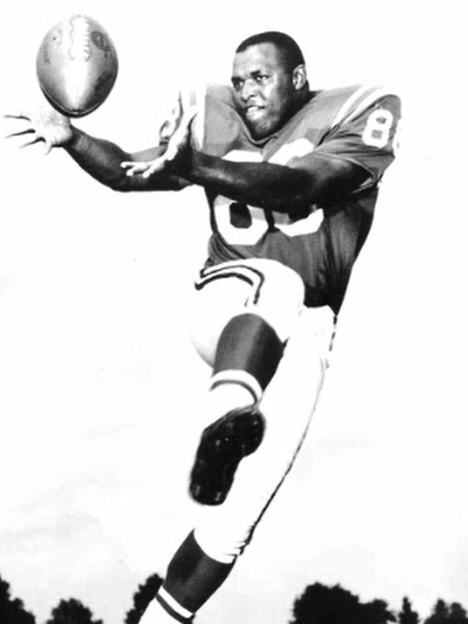 John Mackey, a tight end who won fame playing for the Baltimore Colts, died in 2011. His brain showed evidence of chronic brain disease and Pick's disease.