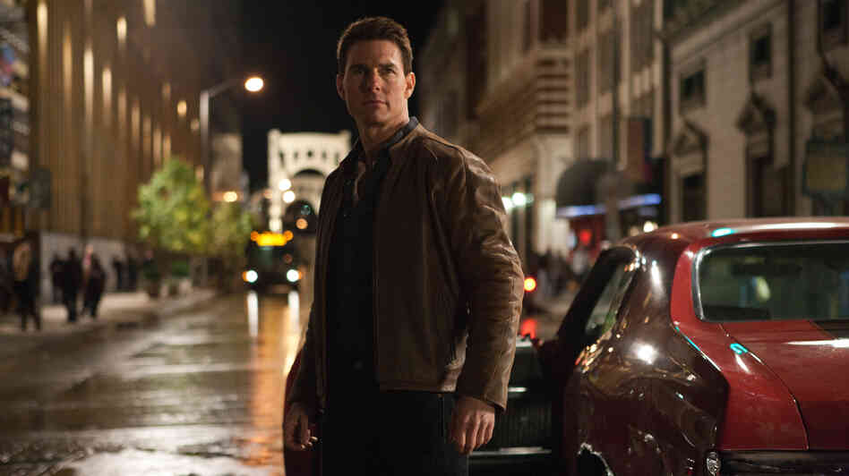 Cruise, who is reportedly 5 foot 7 in person, plays a 6-foot-5 homicide cop in Jack Reacher.