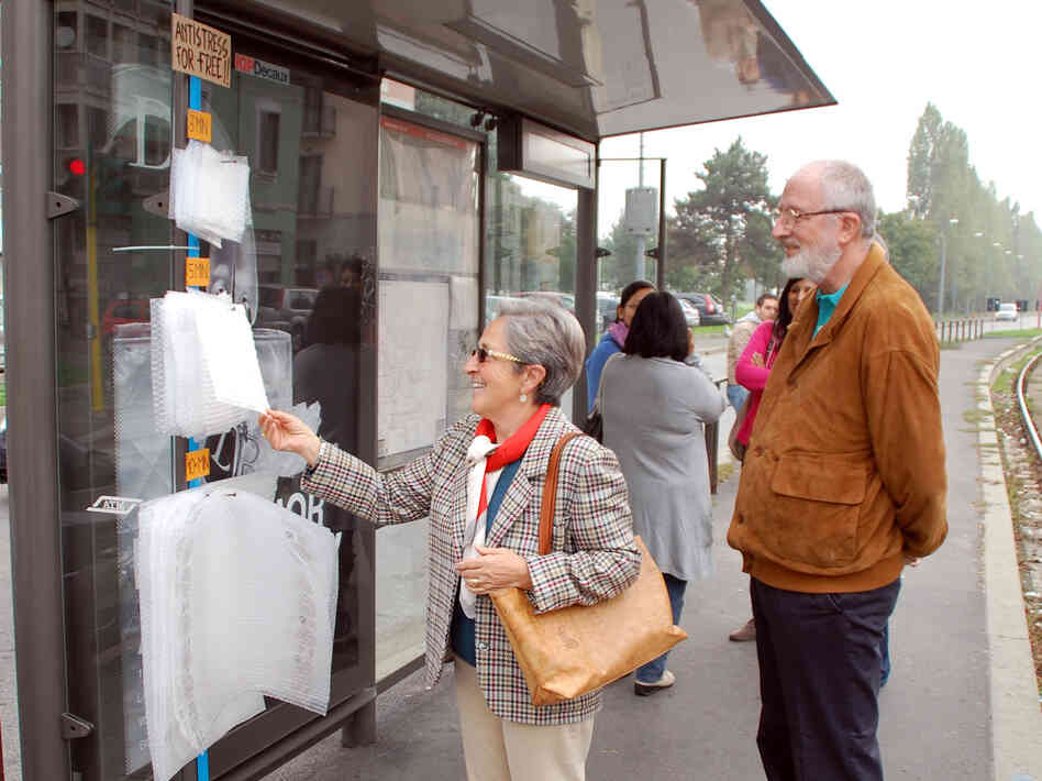 A couple chooses their squares of bubble wrap.