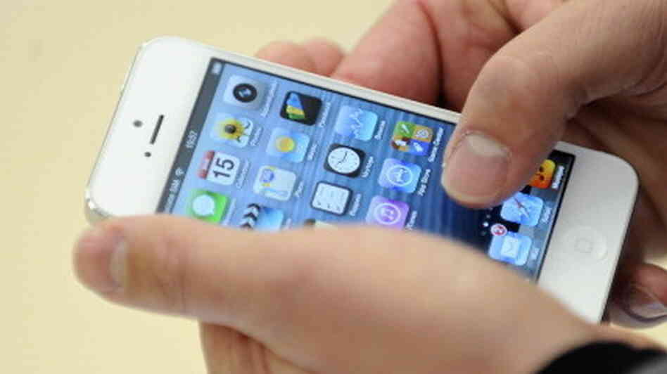 Care To Share? Wireless carriers are launching programs allowing customers to receive rewards based on information their smartphones share — such as their location, app usage and Web surfing data. Care To Share? Wireless carriers are launching programs allowing customers to receive rewards based on information their smartphones share — such as their location, app usage and Web surfing data.