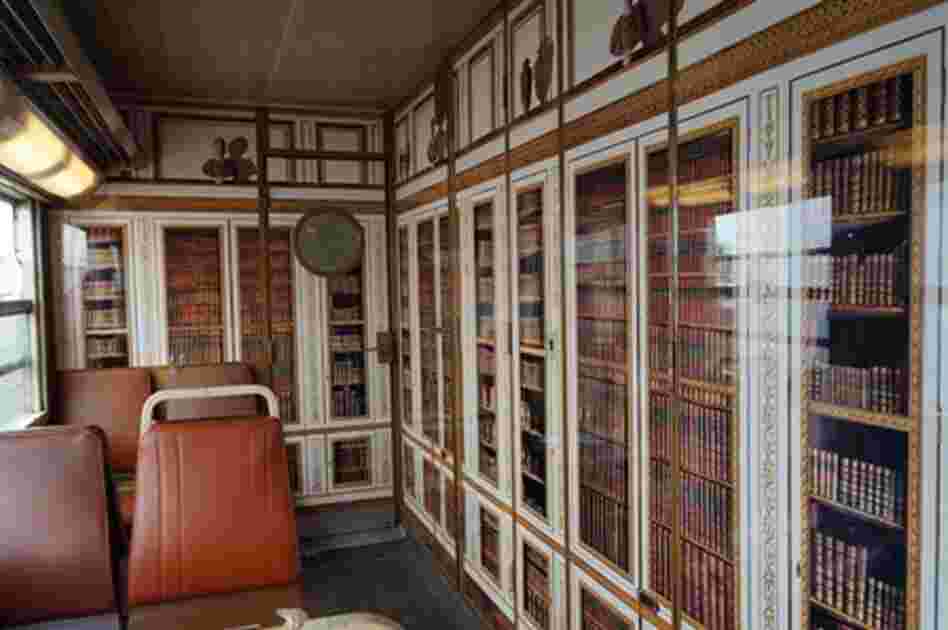 The bibliothèque, or library, car.