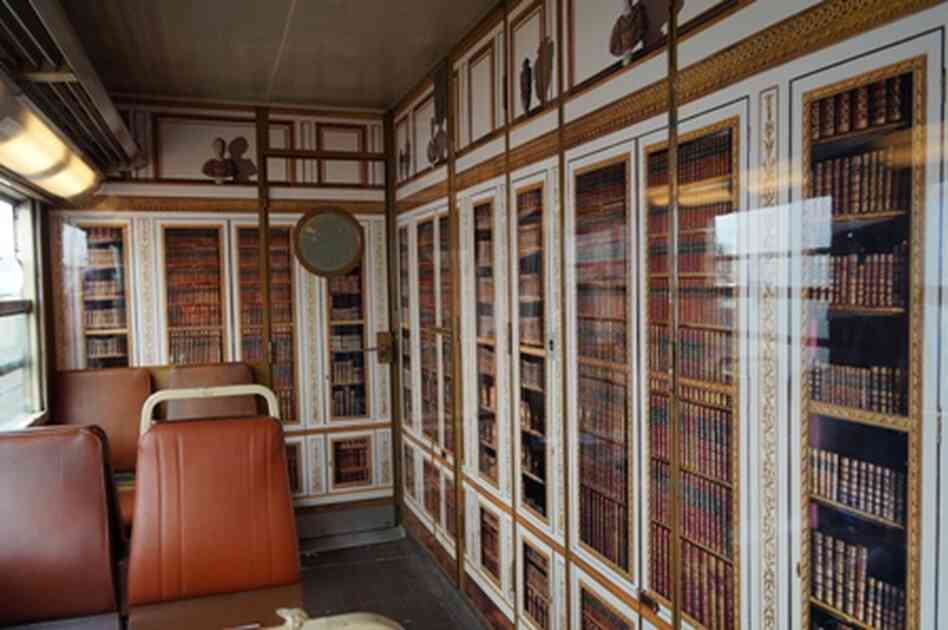 The bibliothèque, or library, car.