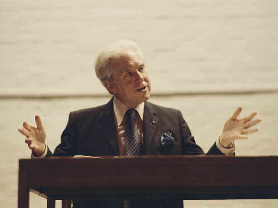 Prominent musicians remember American composer Elliott Carter (who would have turned 104 today) through his music. Carter died last month. Prominent musicians remember American composer Elliott Carter (who would have turned 104 today) through his music. Carter died last month.