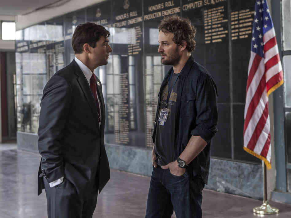 CIA operative Joseph Bradley (Kyle Chandler) discusses a sensitive operation with Dan (Jason Clarke).