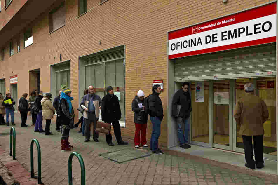 People queue up at a government job center in Madrid this month. The unemployment rate in Spain now tops 25 percent, but many government workers still enjoy job security and higher wages than their private sector counterparts. People queue up at a government job center in Madrid this month. The unemployment rate in Spain now tops 25 percent, but many government workers still enjoy job security and higher wages than their private sector counterparts.