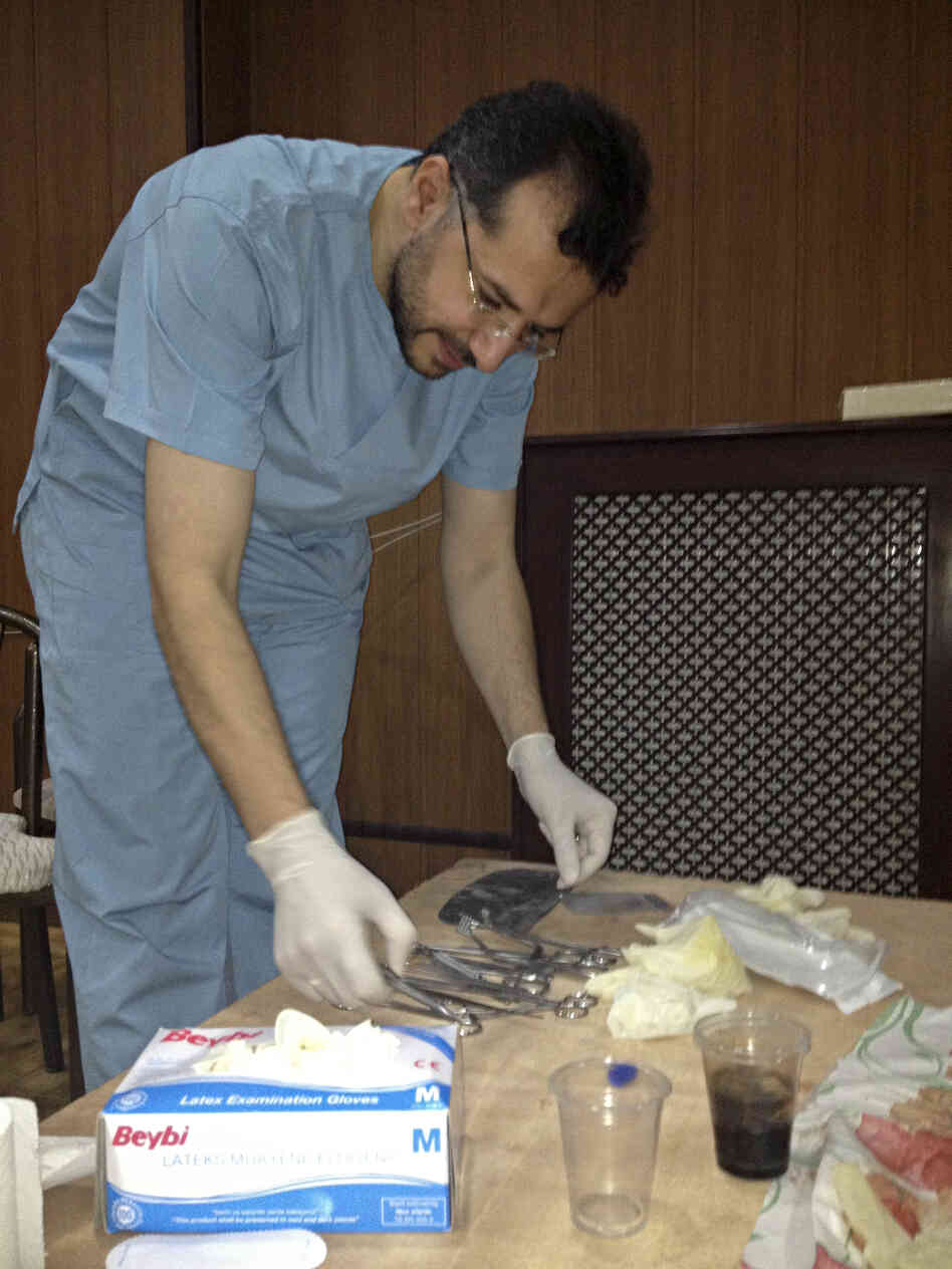 Dr. Mazen Kewara, an American vascular surgeon, trains Syrian doctors during a workshop in Antakya,Turkey.