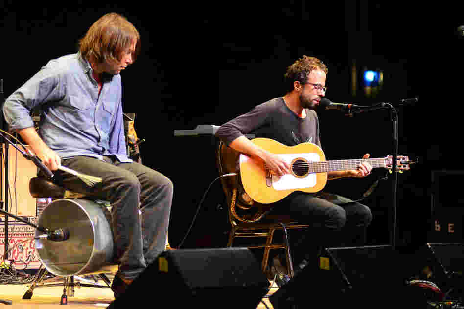 Jesse Harris plays with percussionist Bill Dobrow.