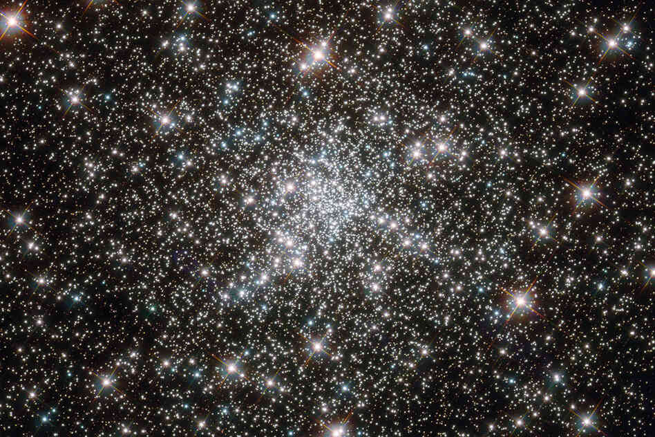 NGC 6752, a globular cluster that is more than 10 billion years old, contains a high number of "blue straggler," or younger, stars.