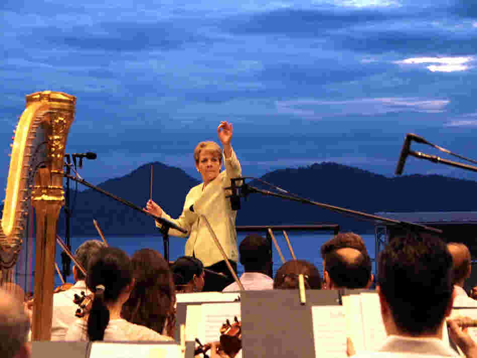 Marin Alsop conducted the Sao Paulo Symphony Orchestra in a beachfront concert Sunday for 20,000 people in Santos, Brazil.