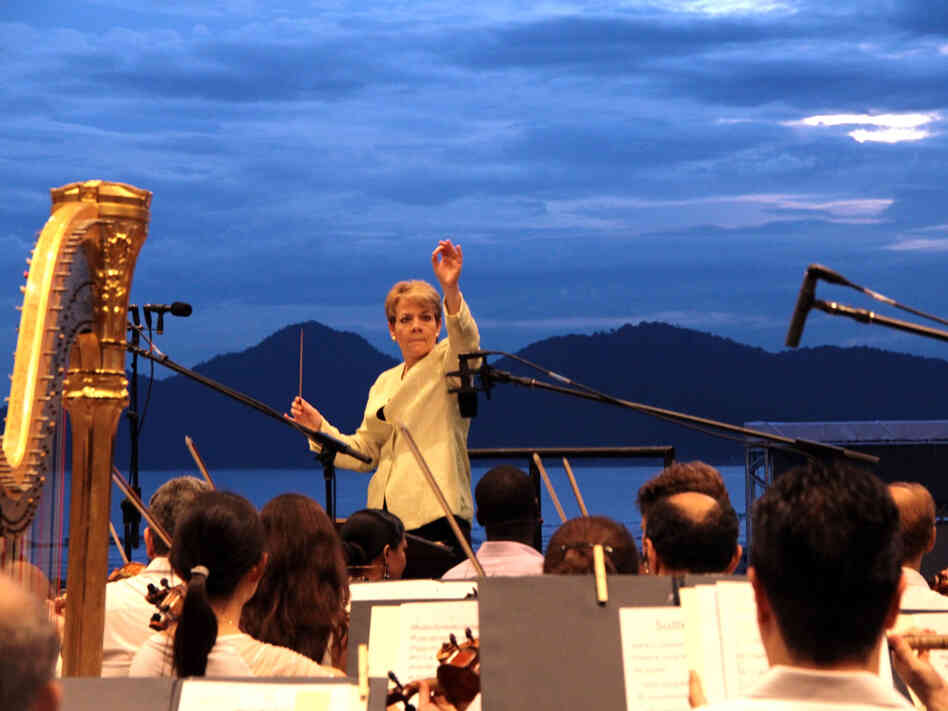 Marin Alsop conducted the Sao Paulo Symphony Orchestra in a beachfront concert Sunday for 20,000 people in Santos, Brazil.