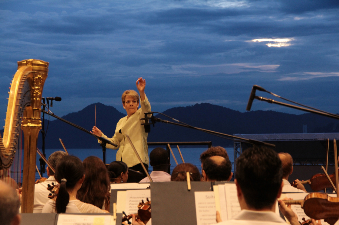 Marin Alsop conducted the Sao Paulo Symphony Orchestra in a beachfront concert Sunday for 20,000 people in Santos, Brazil.