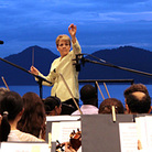 Marin Alsop conducted the Sao Paulo Symphony Orchestra in a beachfront concert Sunday for 20,000 people in Santos, Brazil. Marin Alsop conducted the Sao Paulo Symphony Orchestra in a beachfront concert Sunday for 20,000 people in Santos, Brazil.