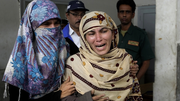 Rukhsana Bibi (center) mourns for her daughter, polio worker Madiha Bibi, killed by unknown gunmen, at a local hospital in Karachi on Tuesday. Gunmen staged additional attacks Wednesday.
