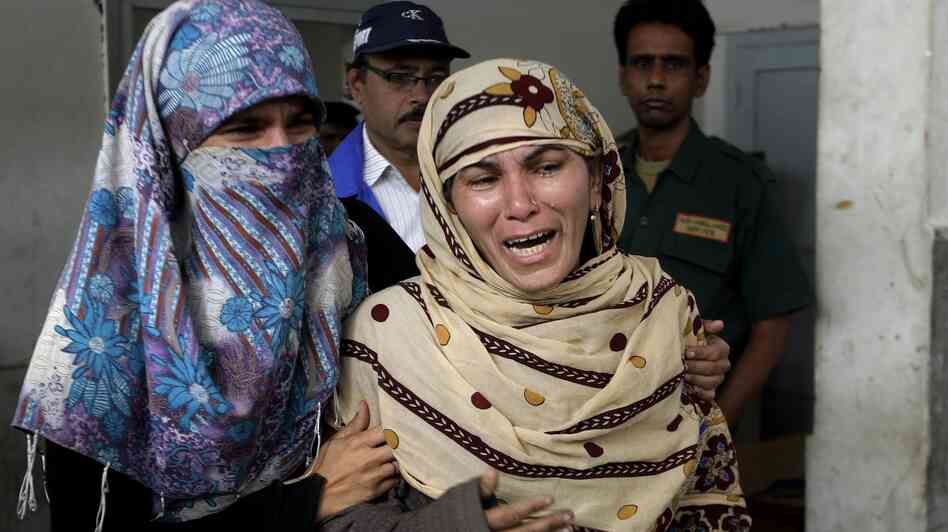 Rukhsana Bibi (center) mourns for her daughter, polio worker Madiha Bibi, killed by unknown gunmen, at a local hospital in Karachi on Tuesday. Gunmen staged additional attacks Wednesday.