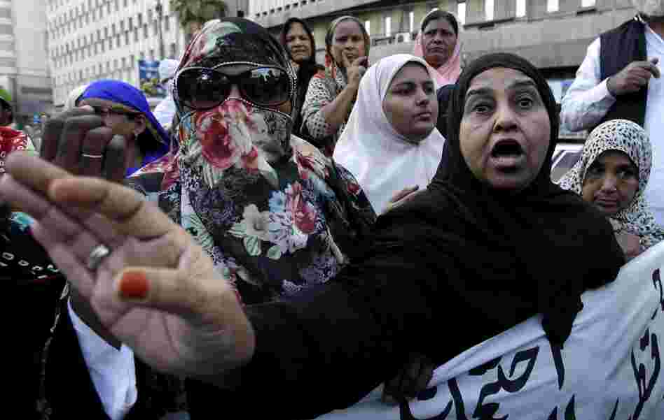 Pakistani health workers demonstrate against the slayings of their colleagues on Wednesday Dec. 19, 2012.