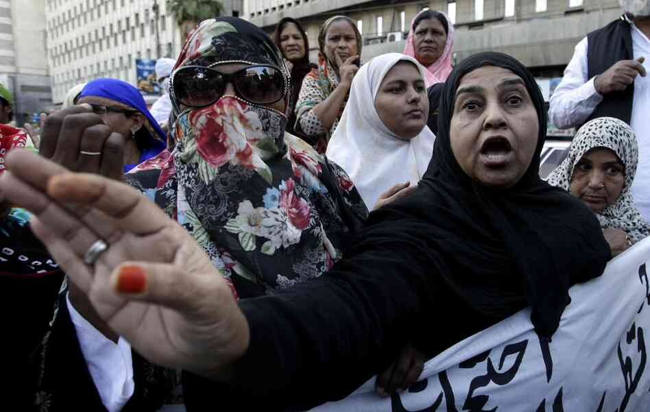 Pakistani health workers demonstrate against the slayings of their colleagues on Wednesday Dec. 19, 2012.