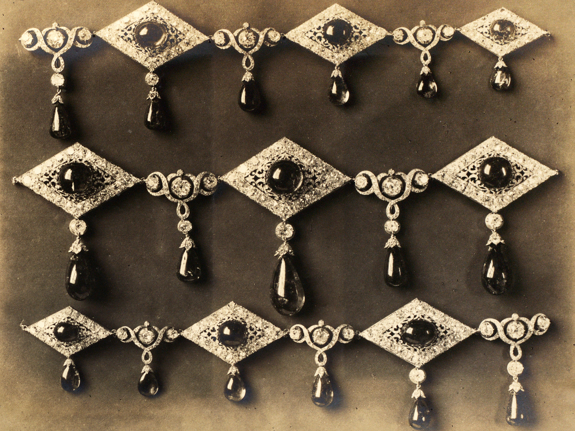 This necklace appears in the 1922 album at the USGS library, but not in the 1925 book on the Russian crown jewels.