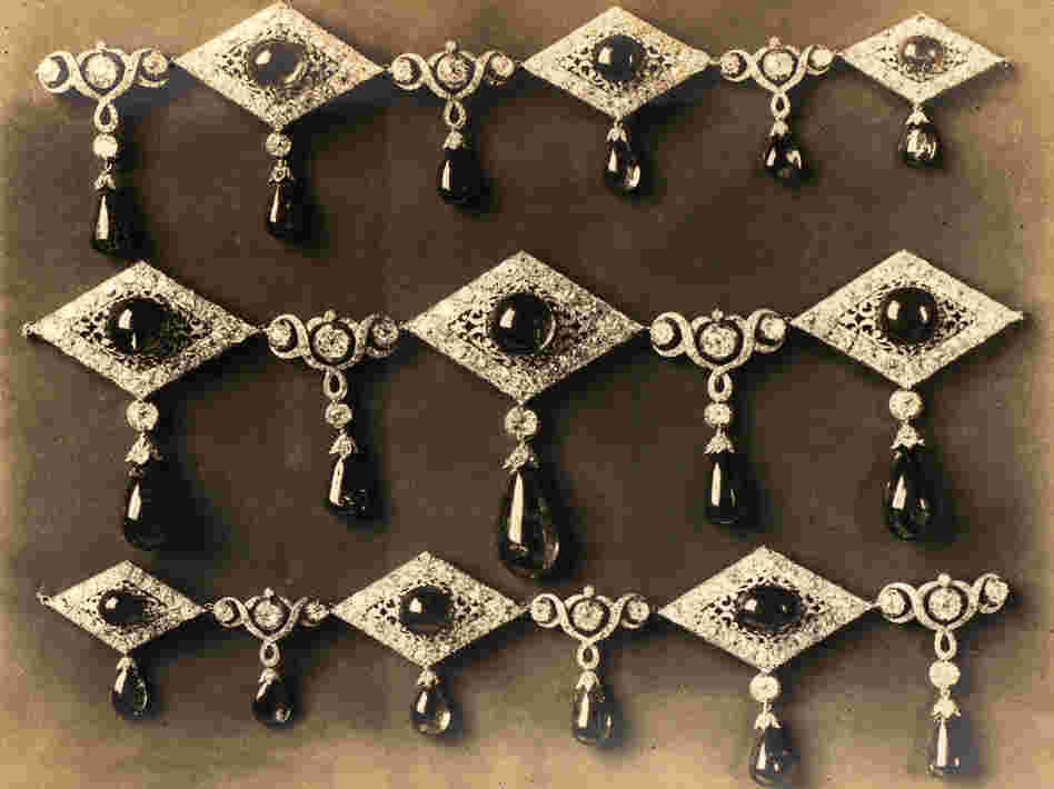 This necklace appears in the 1922 album at the USGS library, but not in the 1925 book on the Russian crown jewels.