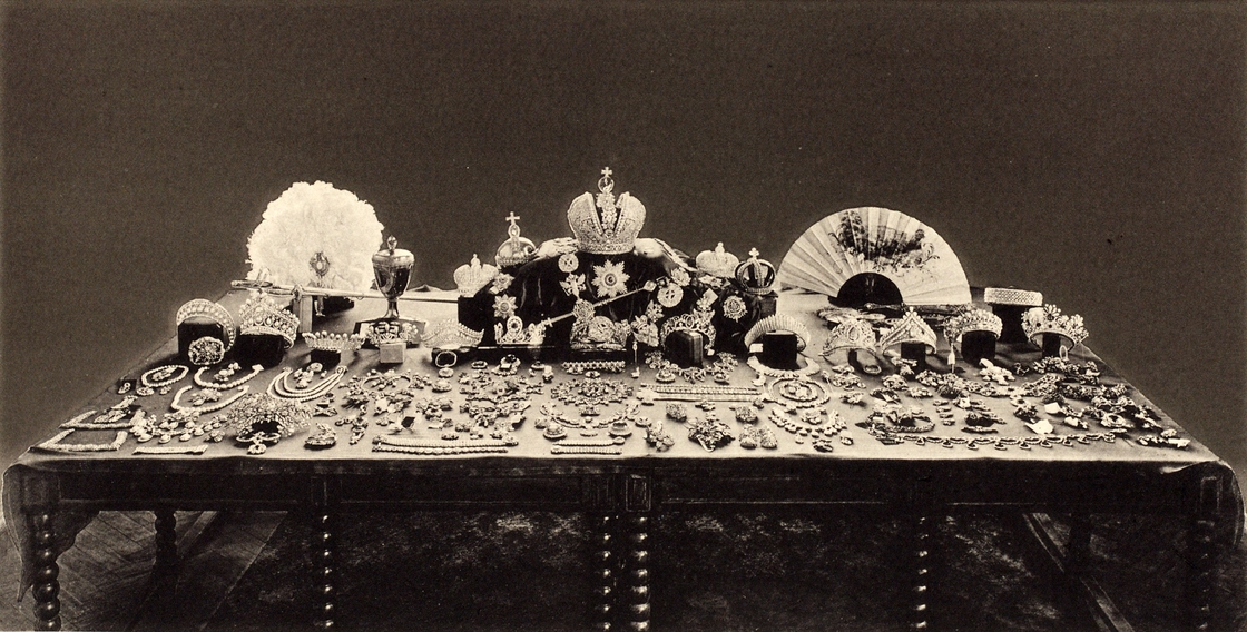 After the 1917 revolution, Russia's new rulers debated what to do with the crown jewels. This 1925 photo shows the collection. However, a 1922 album at the U.S. Geological Survey includes photos of four items that are not described in the official 1925 inventory.