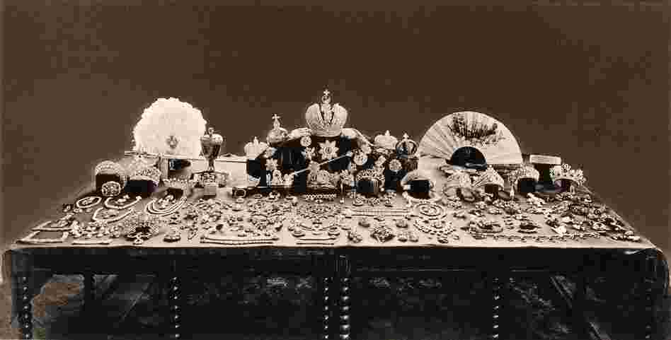 After the 1917 revolution, Russia's new rulers debated what to do with the crown jewels. This 1925 photo shows the collection. However, a 1922 album at the U.S. Geological Survey includes photos of four items that are not described in the official 1925 inventory.