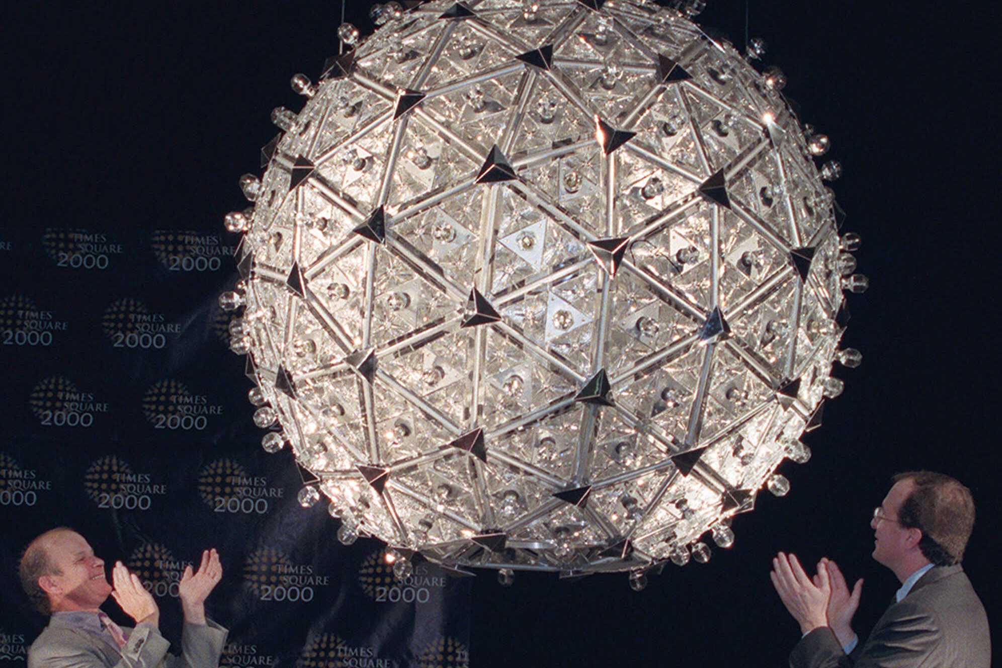 The millennial crystal at its unveiling in 1999. In addition to the 504 triangular crystals, it contained 600 multicolored light bulbs, 96 strobe lights and 92 rotating pyramid mirrors.