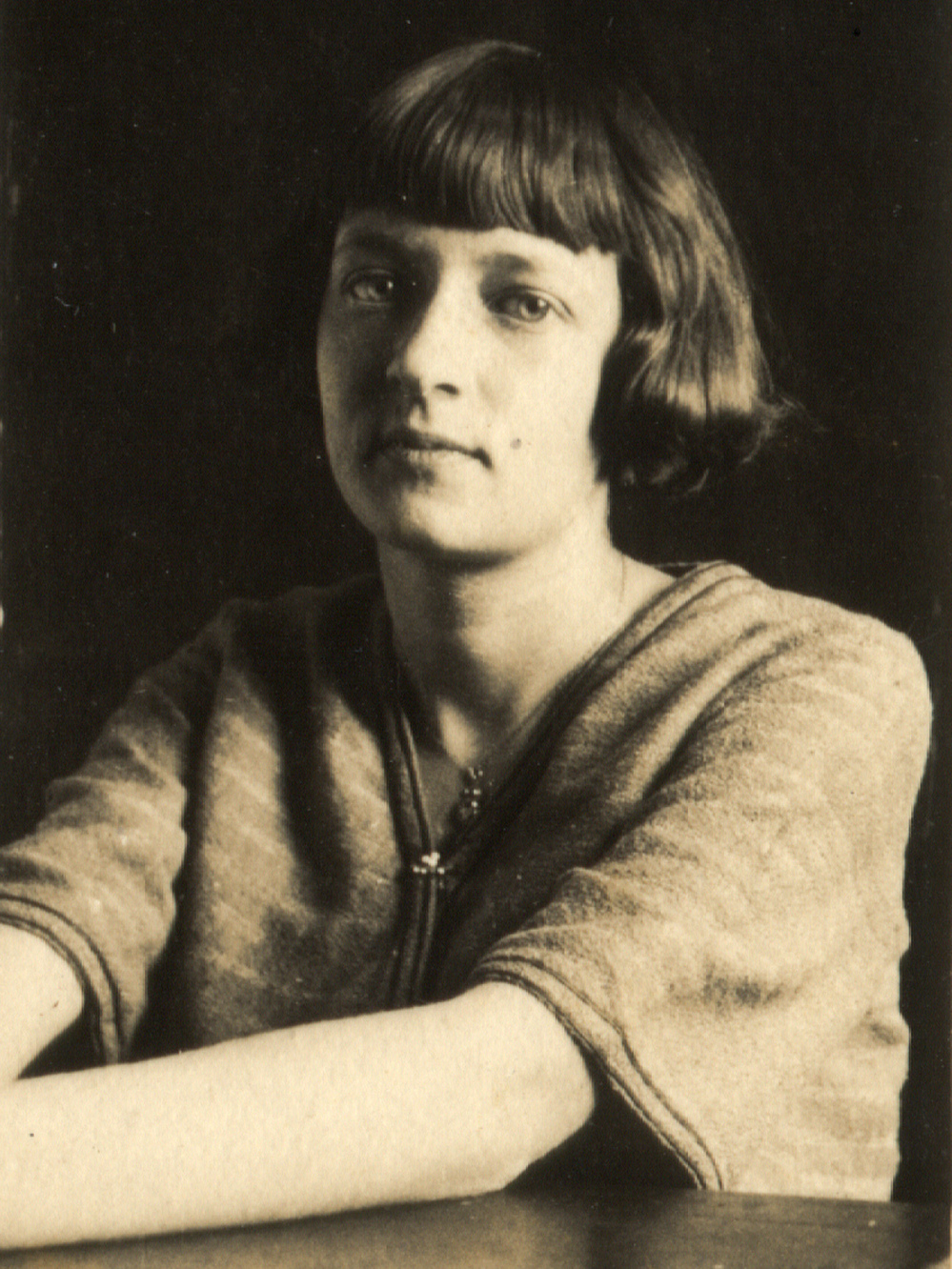 Mildred Norman at 16, when, as her sister says, "she had to have the latest clothing." When she devoted herself to walking for peace, she took on a completely different kind of life.