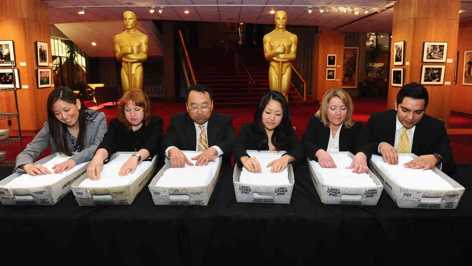 Accountants from PricewaterhouseCoopers prepare ballots for last year's Oscars mailing. Glitches in a new online voting system have prompted organizers to push back this year's balloting deadline. Accountants from PricewaterhouseCoopers prepare ballots for last year's Oscars mailing. Glitches in a new online voting system have prompted organizers to push back this year's balloting deadline.