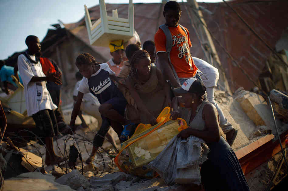 Looters in Port-au-Prince, Haiti, Jan. 20, 2010.
