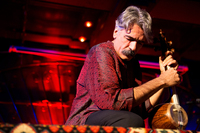 Kayhan Kalhor showed off his talents with his kemancheh, a traditional Persian bowed string instrument. Along with his collaboration with Erdal Erzincan, he has also collaborated with Yo-Yo Ma's Silk Road Project Ensemble and the Kronos Quartet.