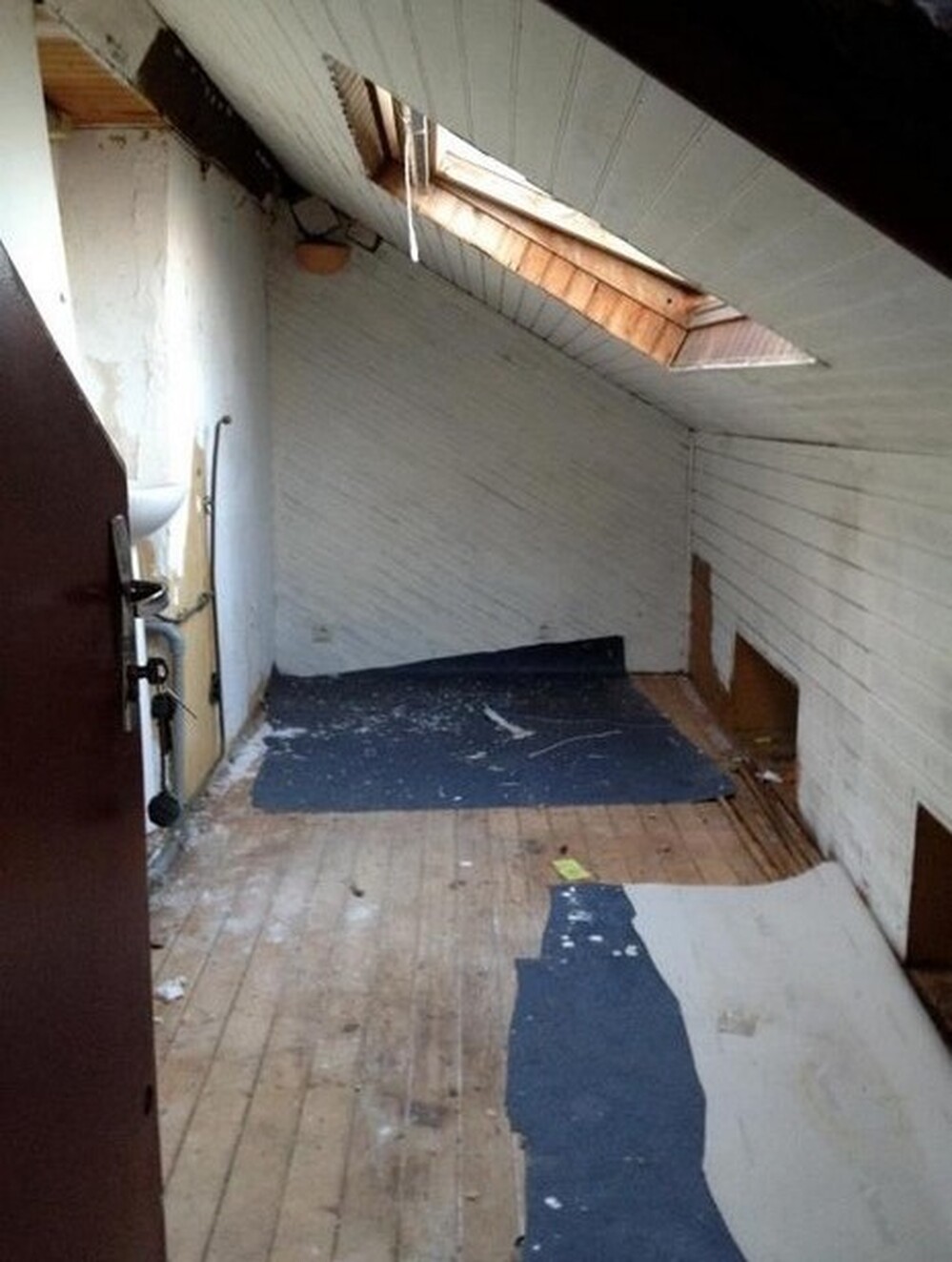 A photo shows the tiny apartment that a man rented for 330 euros a month in Paris.